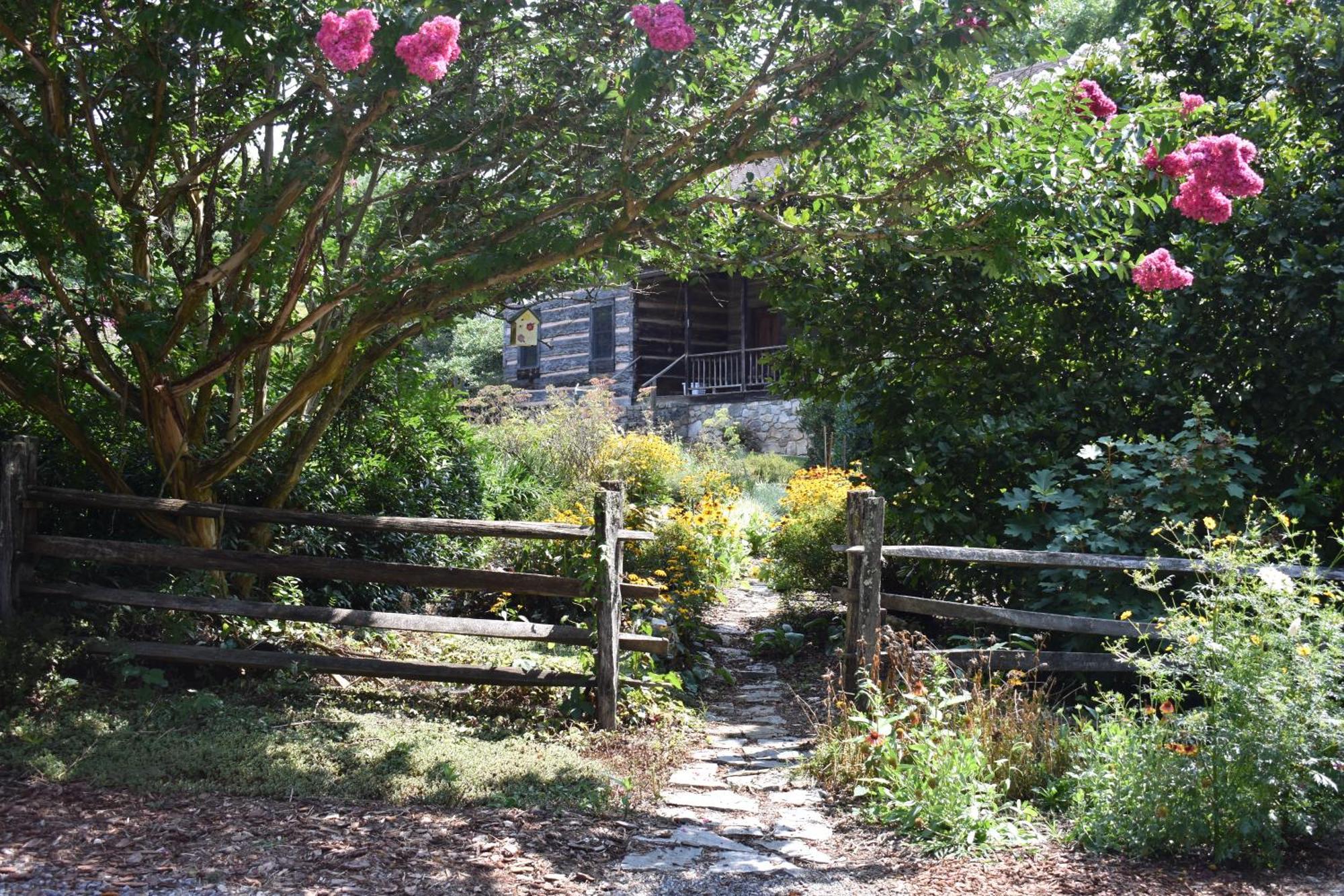 Restored1850S Log Cabin, With Gazebo And Gardens! 1 Mile To Downtown Weaverville Exterior foto