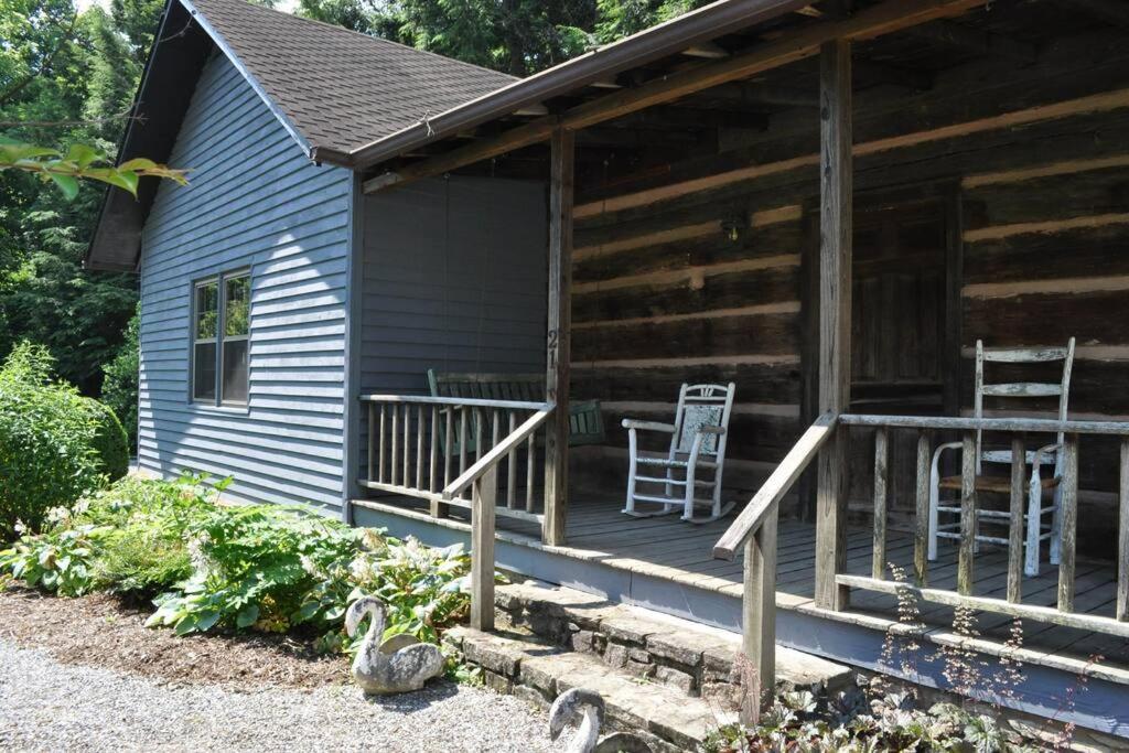 Restored1850S Log Cabin, With Gazebo And Gardens! 1 Mile To Downtown Weaverville Exterior foto
